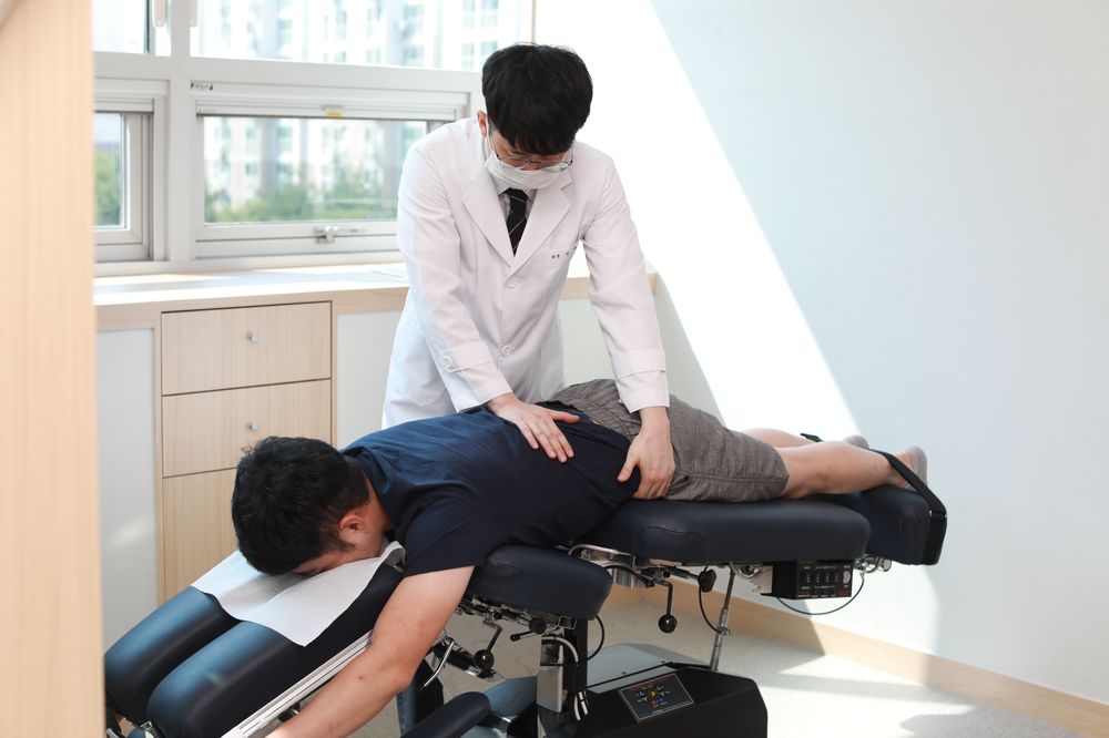 허리 교정 밀착 케어