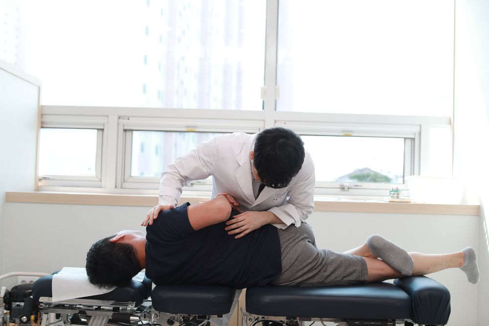 다인한의원 목 추나 치료 장면